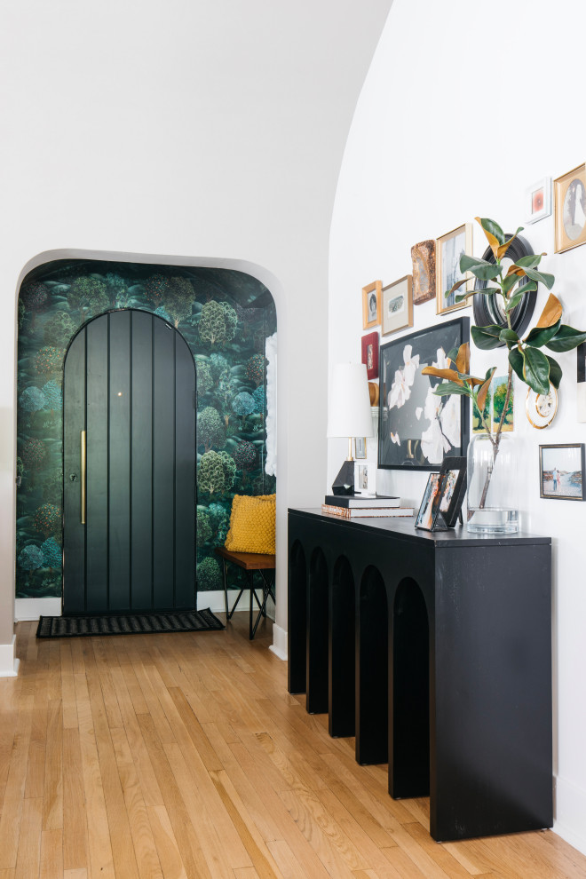 Idee per un ingresso minimalista di medie dimensioni con pareti bianche, pavimento in legno massello medio, una porta nera, pavimento marrone, soffitto a volta e carta da parati