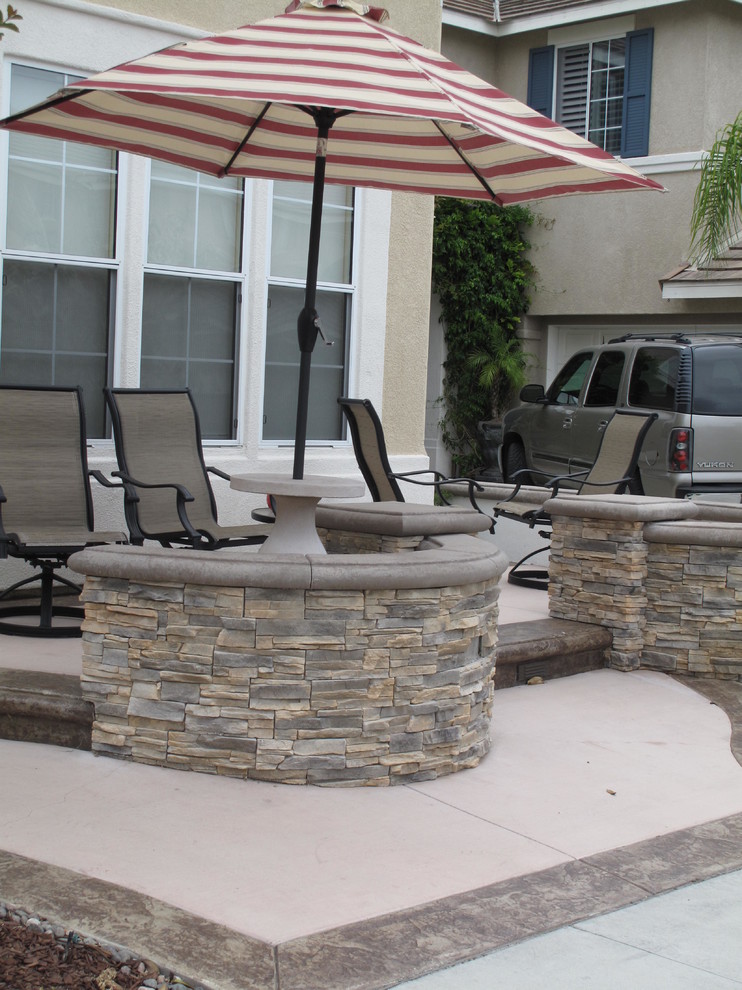 Mid-sized traditional front yard patio in Orange County with concrete pavers.
