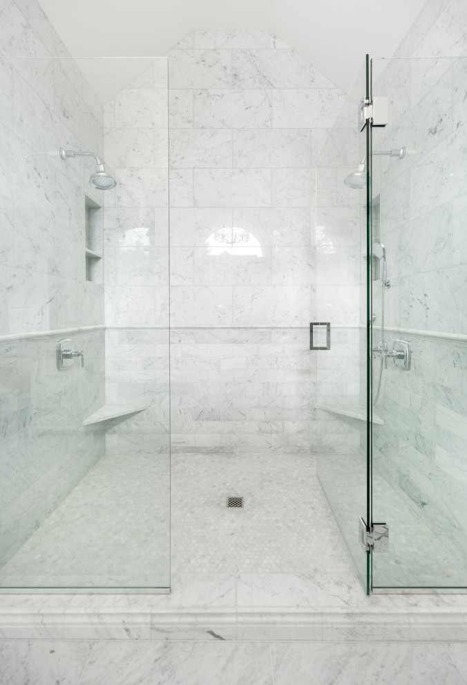 Пример оригинального дизайна: большая главная ванная комната в стиле неоклассика (современная классика) с фасадами с декоративным кантом, белыми фасадами, отдельно стоящей ванной, двойным душем, белой плиткой, мраморной плиткой, мраморным полом, врезной раковиной, столешницей из искусственного кварца, белым полом, душем с распашными дверями, серой столешницей, нишей, тумбой под две раковины, встроенной тумбой и сводчатым потолком