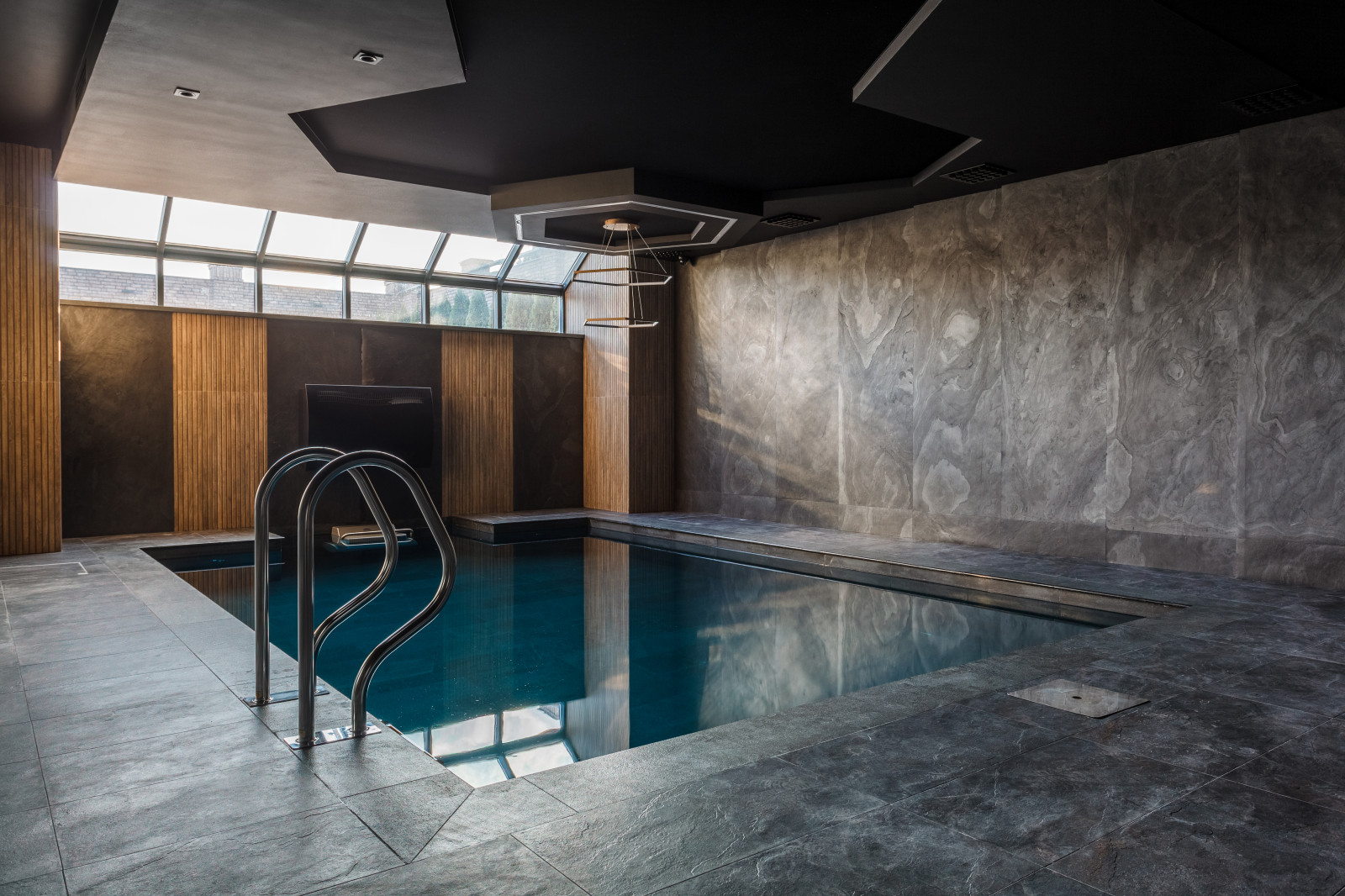 Сауна с бассейном в цоколе частного дома.