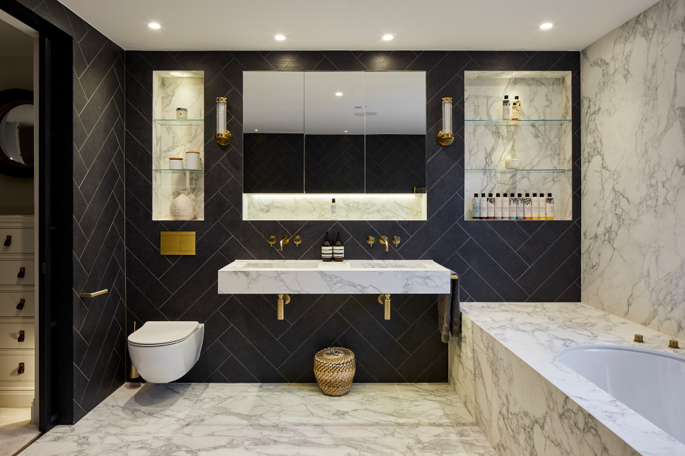 Idee per una grande stanza da bagno padronale contemporanea con vasca da incasso, WC sospeso, piastrelle blu, lavabo sospeso, top in marmo e due lavabi