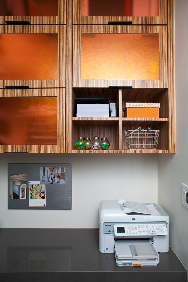Foto de despacho contemporáneo con paredes blancas y escritorio empotrado