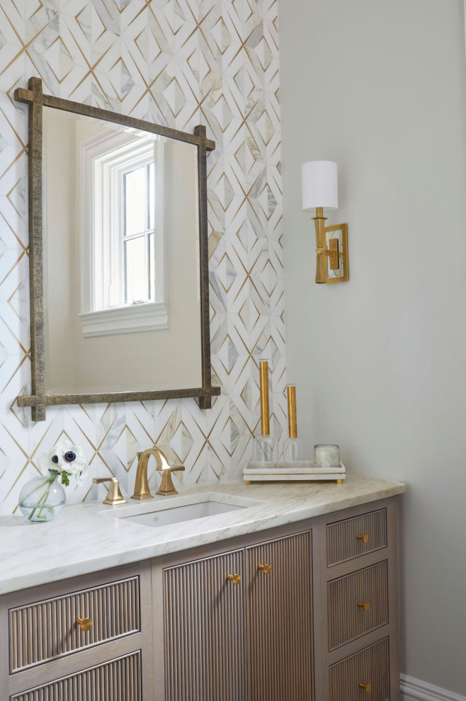 Inspiration för ett stort turkos turkost badrum, med bruna skåp, grå väggar, ett undermonterad handfat och marmorbänkskiva