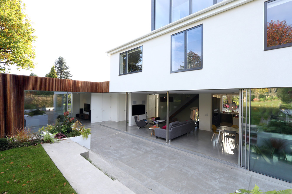 Photo of a contemporary patio in Buckinghamshire.