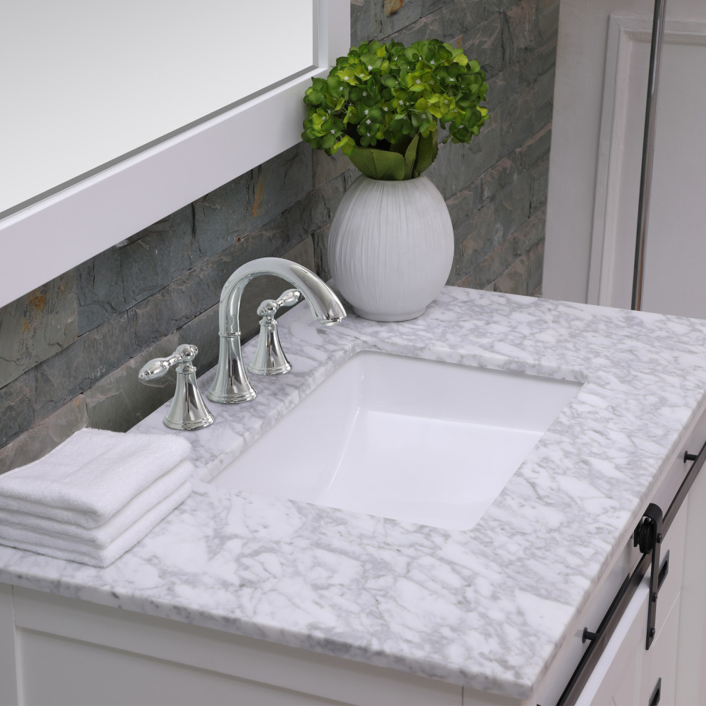 Exempel på ett litet lantligt vit vitt badrum med dusch, med skåp i shakerstil, vita skåp, ett fristående badkar, en öppen dusch, en bidé, vit kakel, marmorkakel, vita väggar, marmorgolv, ett undermonterad handfat, marmorbänkskiva, vitt golv och dusch med gångjärnsdörr