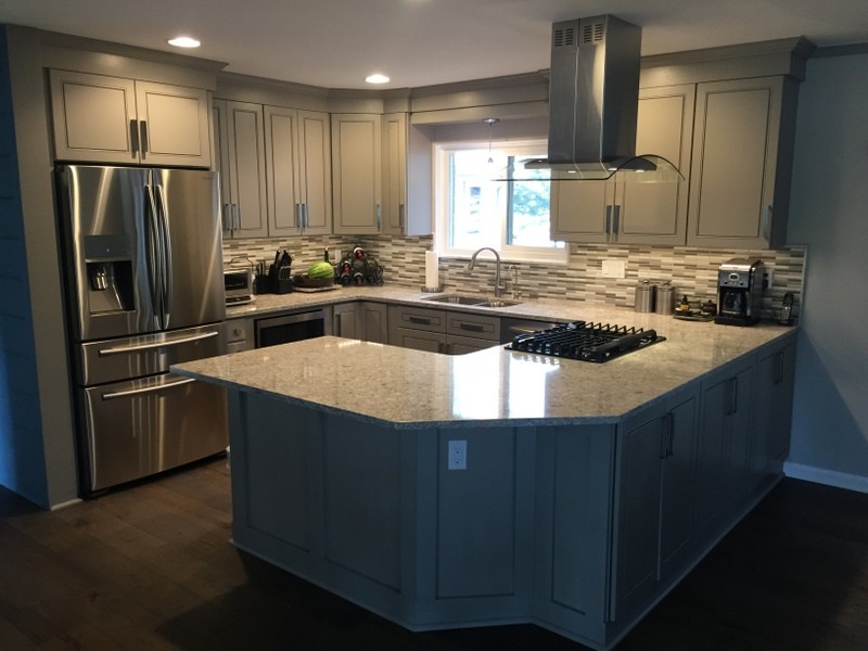 Example of a mid-sized transitional u-shaped dark wood floor eat-in kitchen design in Detroit with an undermount sink, shaker cabinets, gray cabinets, quartz countertops, gray backsplash, mosaic tile backsplash, stainless steel appliances and no island