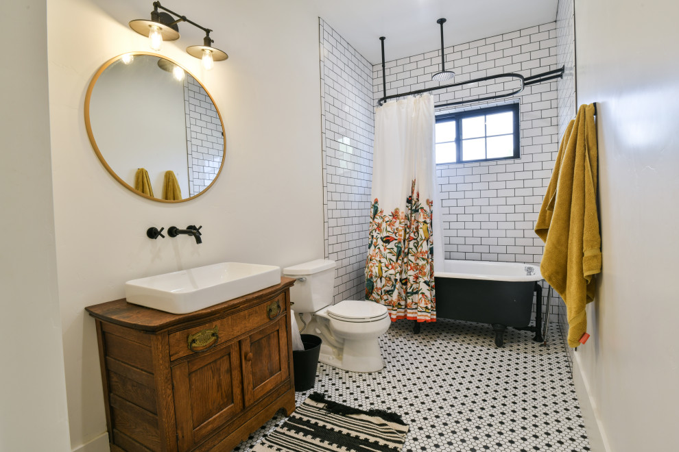 Пример оригинального дизайна: огромная главная ванная комната в стиле кантри с фасадами с декоративным кантом, коричневыми фасадами, ванной на ножках, душем в нише, унитазом-моноблоком, белой плиткой, керамической плиткой, белыми стенами, полом из галечной плитки, настольной раковиной, белым полом, открытым душем, сиденьем для душа, тумбой под одну раковину, напольной тумбой и деревянными стенами