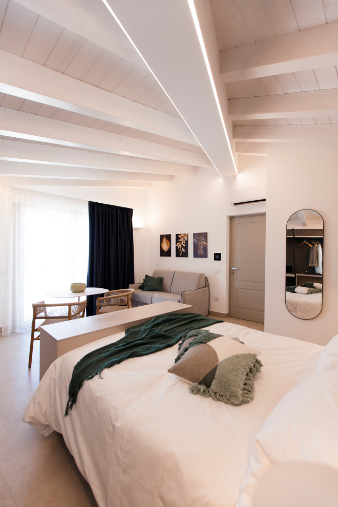 Idee per un grande soggiorno moderno stile loft con pareti beige, pavimento in gres porcellanato, TV nascosta, pavimento beige, travi a vista e boiserie