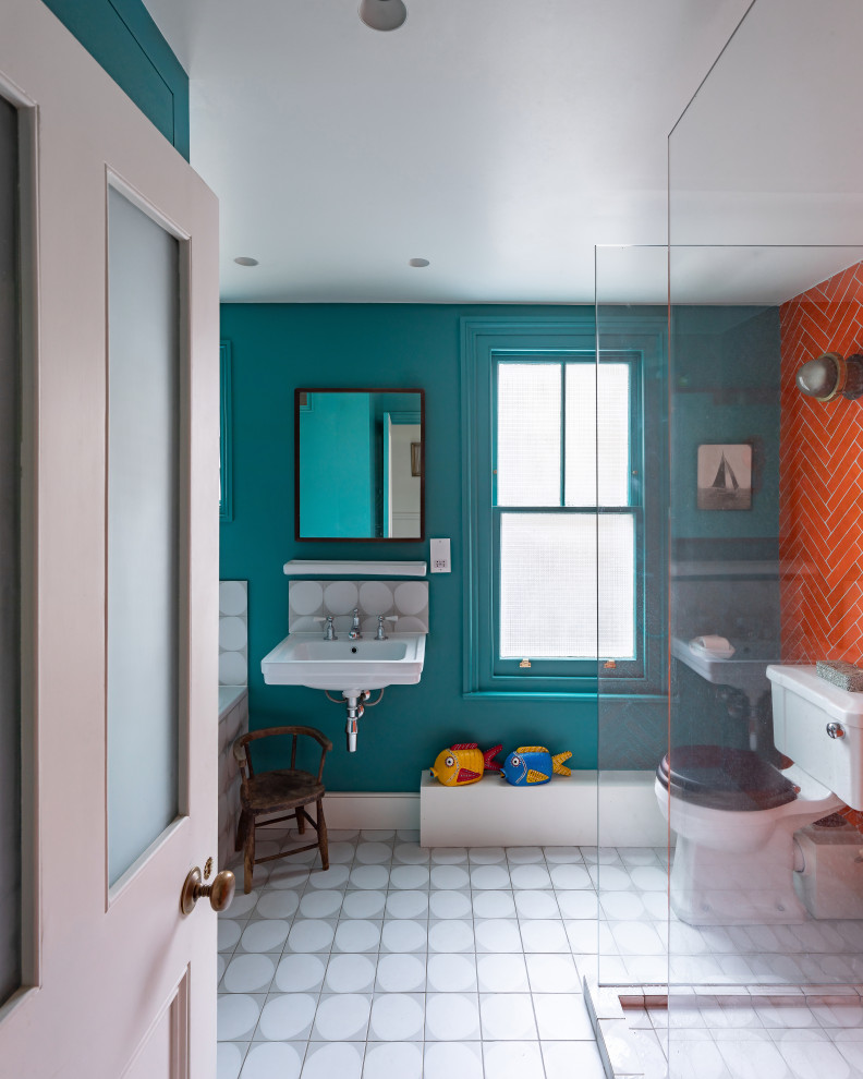 Foto de cuarto de baño infantil, único y flotante ecléctico de tamaño medio con bañera exenta, sanitario de dos piezas, baldosas y/o azulejos naranja, suelo de madera en tonos medios y suelo gris