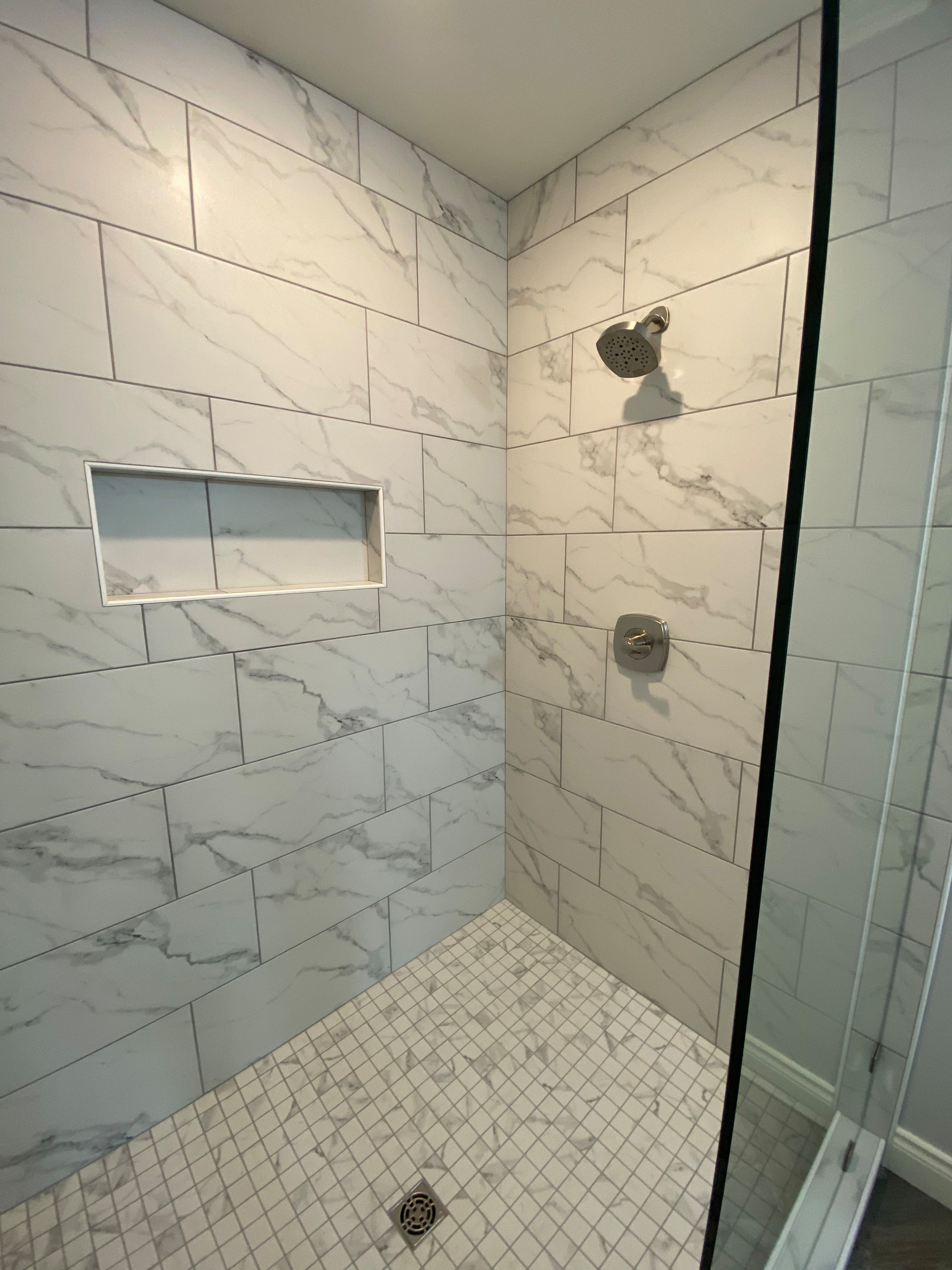 Custom basement shower with niche
