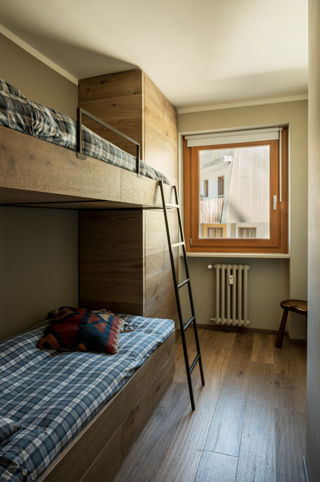 Imagen de dormitorio rural pequeño con paredes beige y suelo de madera clara