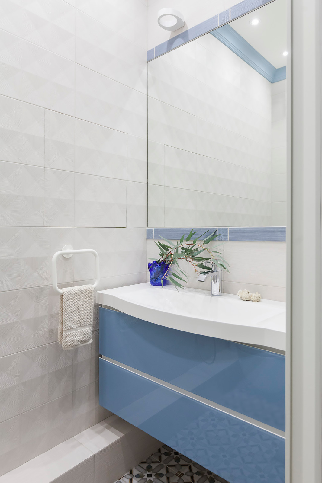 Бело-голубая квартира для юной заказчицы