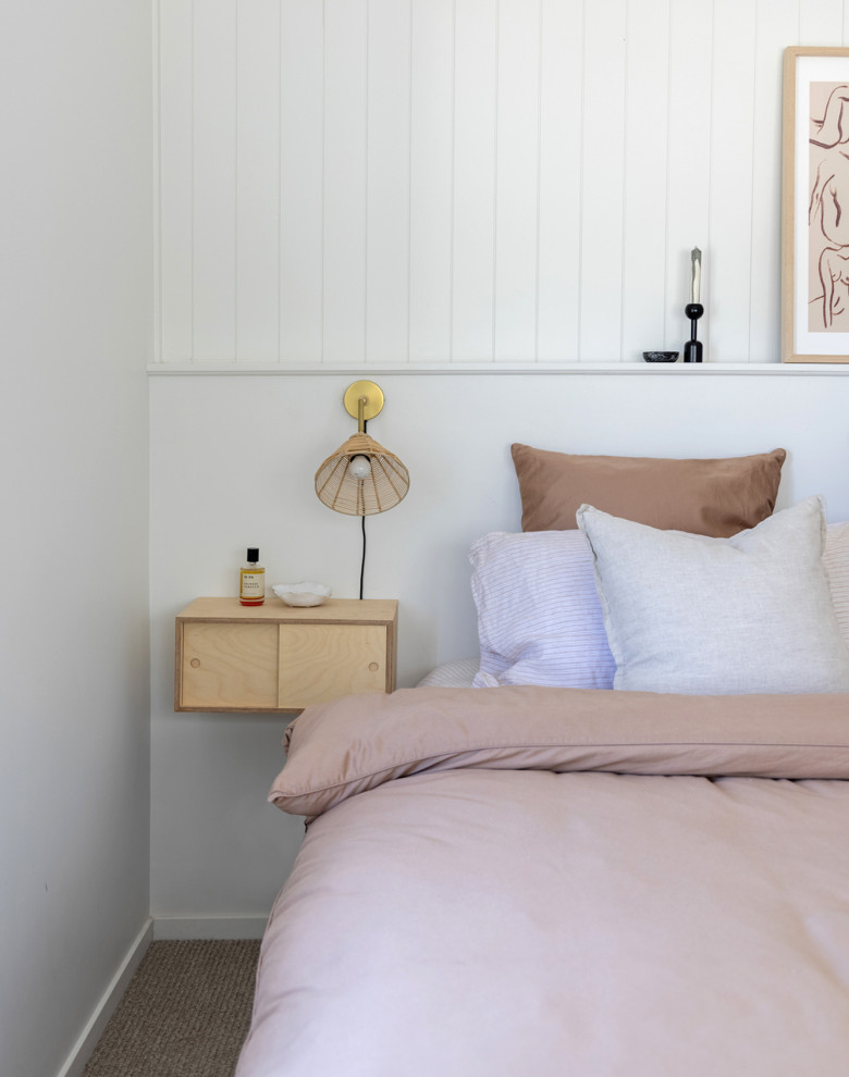 Свежая идея для дизайна: хозяйская спальня среднего размера в скандинавском стиле с белыми стенами и ковровым покрытием - отличное фото интерьера