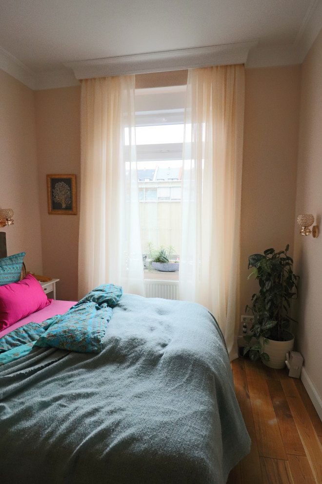 Mittelgroßes Mediterranes Hauptschlafzimmer mit beiger Wandfarbe, braunem Holzboden und braunem Boden in Frankfurt am Main