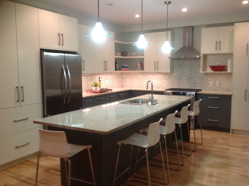Kitchen - transitional kitchen idea in Calgary