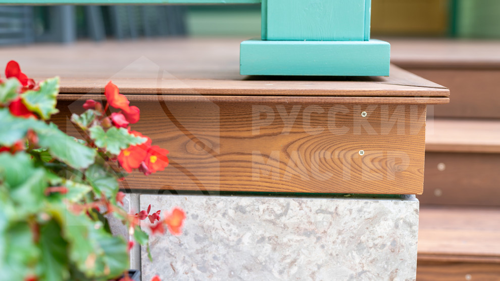 Терраса из термоясеня для загородного дома