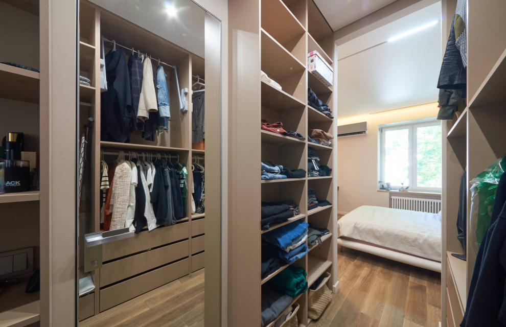 Гардеробная в проходной комнате