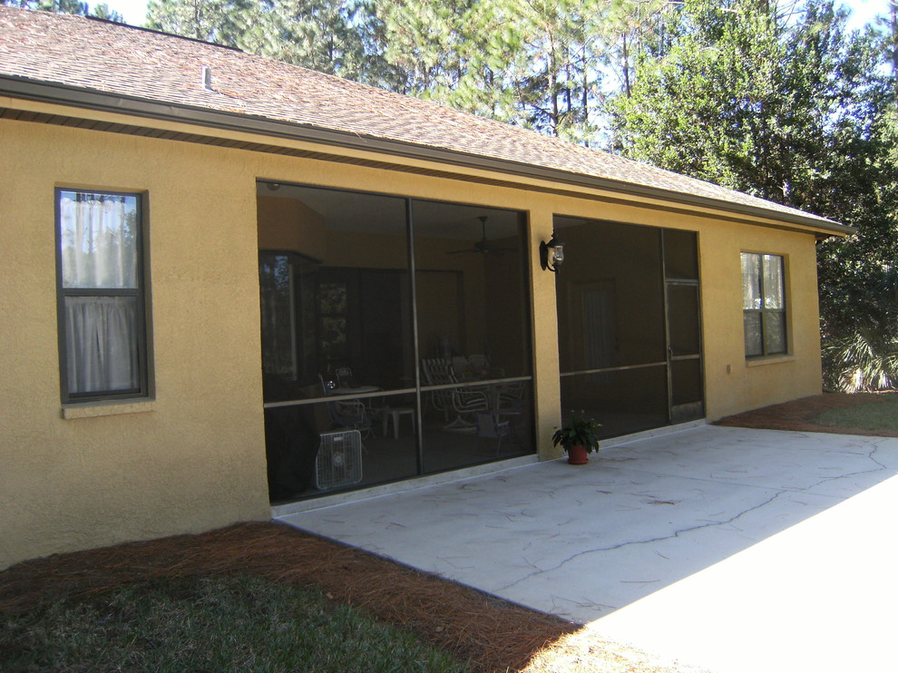 This is an example of a contemporary patio in Tampa.