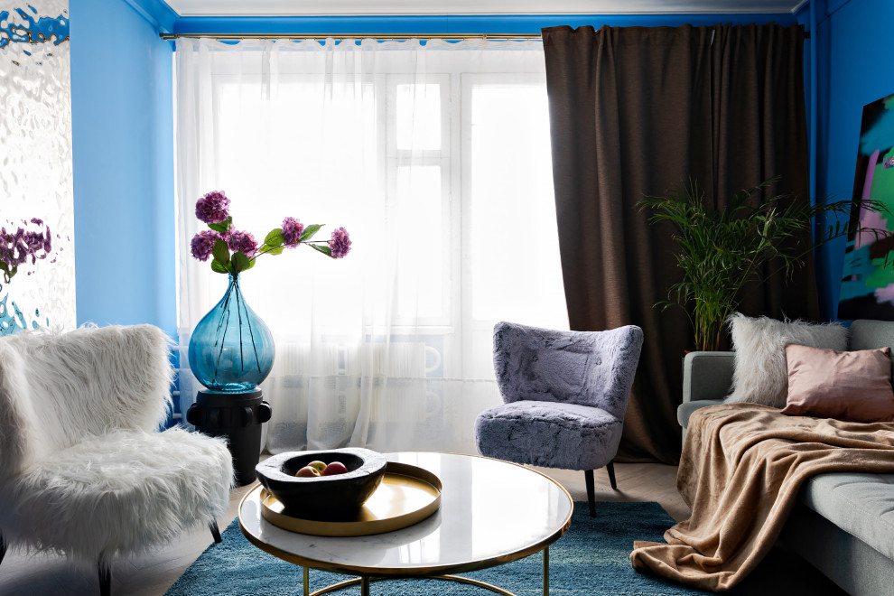 Свежая идея для дизайна: маленькая изолированная гостиная комната в стиле ретро с синими стенами, полом из ламината и бежевым полом для на участке и в саду - отличное фото интерьера