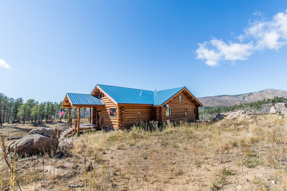 Example of a mountain style home design design in Denver