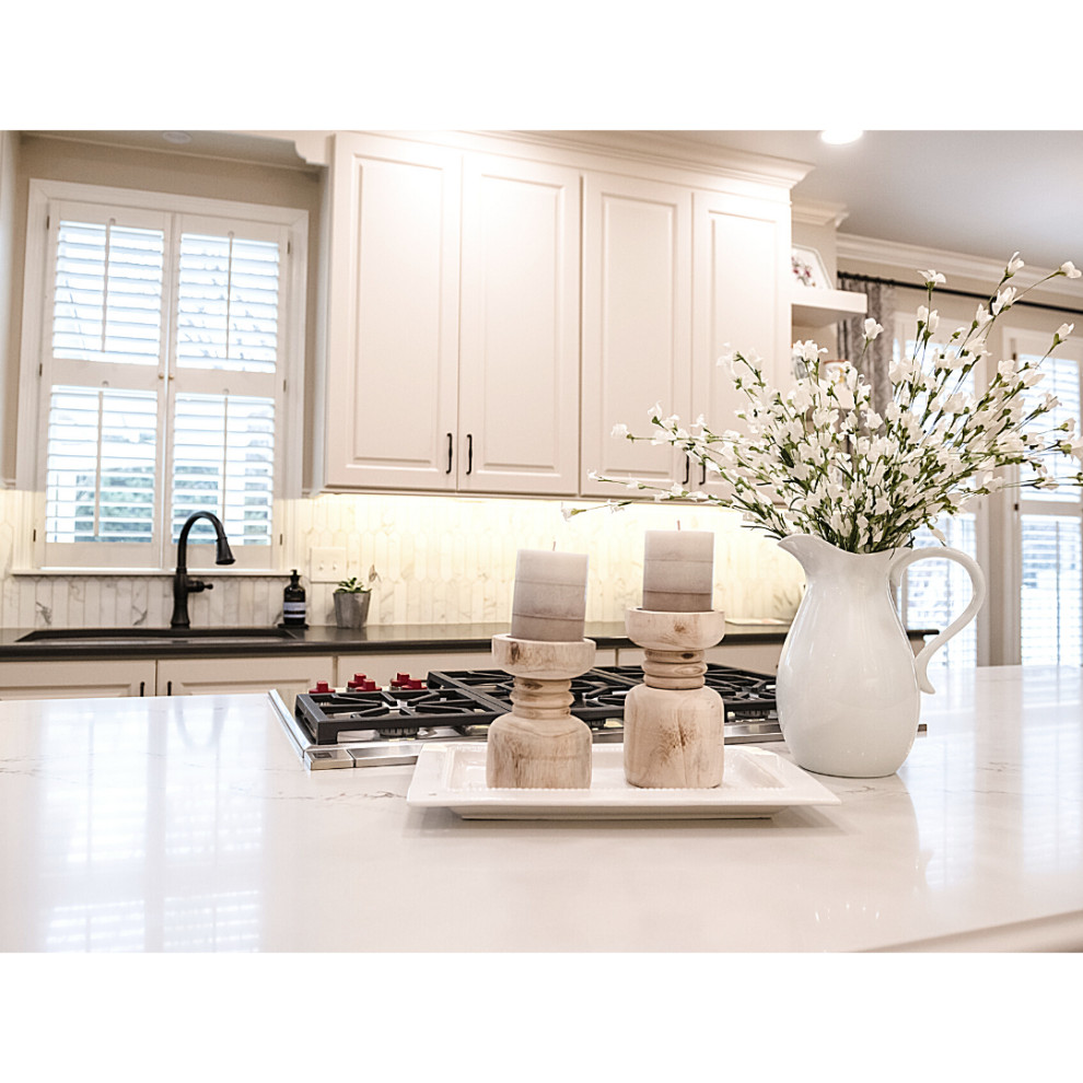 Inspiration för ett stort vintage vit vitt kök, med en undermonterad diskho, luckor med upphöjd panel, vita skåp, bänkskiva i kvarts, beige stänkskydd, stänkskydd i marmor, rostfria vitvaror, mellanmörkt trägolv, en köksö och brunt golv