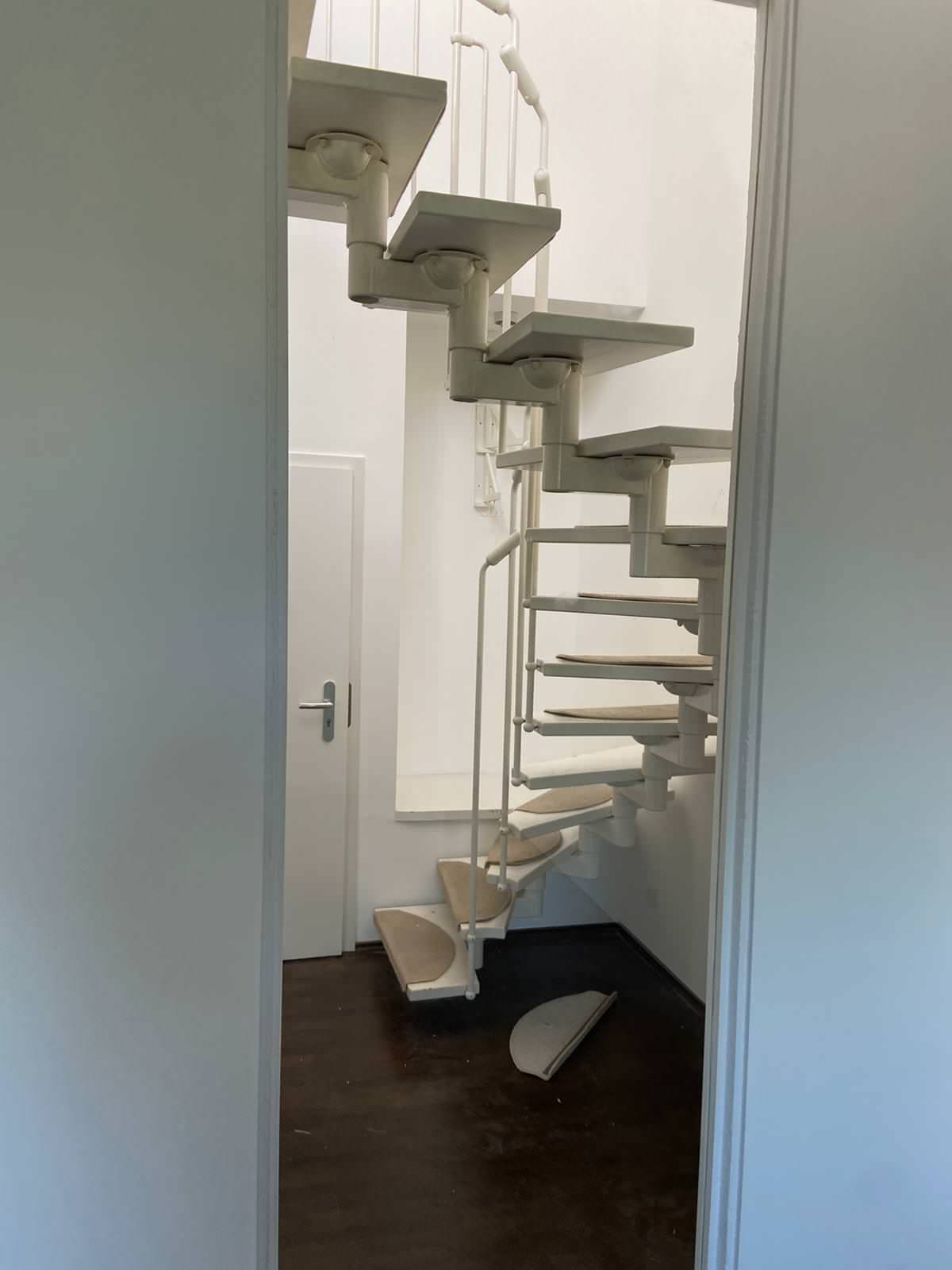 Лестница в квартире (BauBuche и элементы с эффектом необработанной стали)