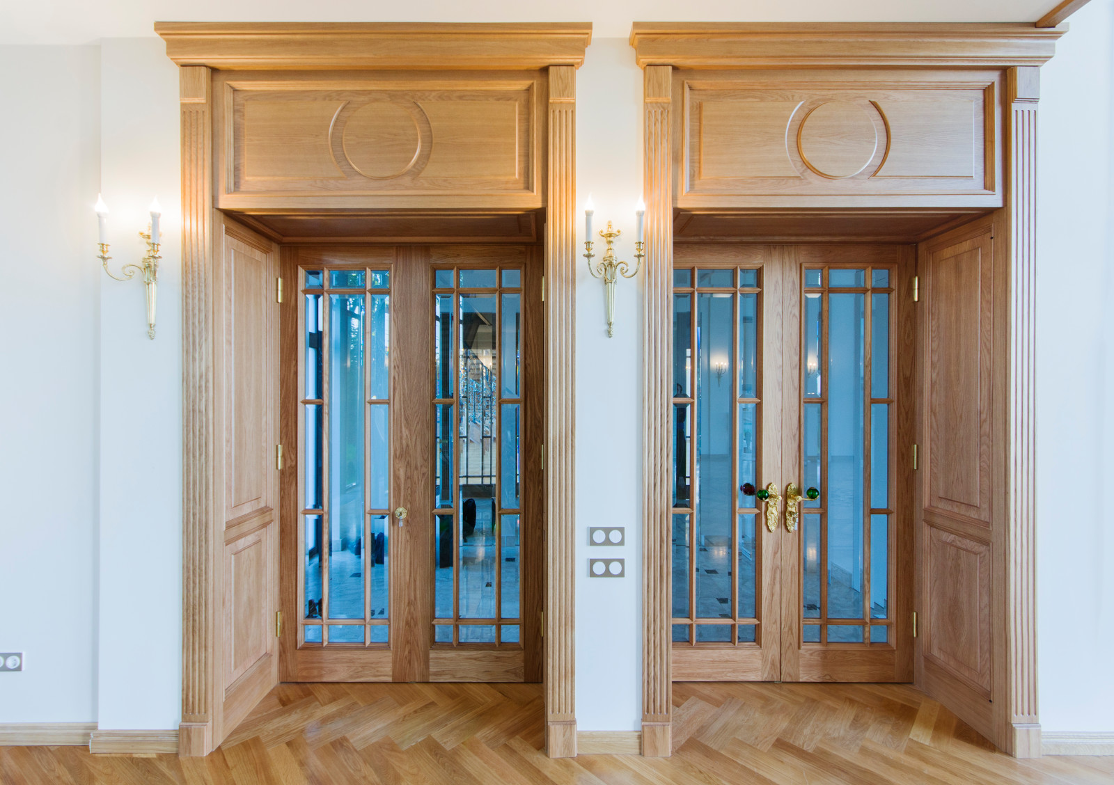 Двери дубовые с элементами резьбы