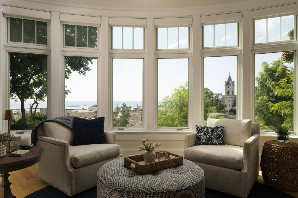 Transitional home design photo in Milwaukee