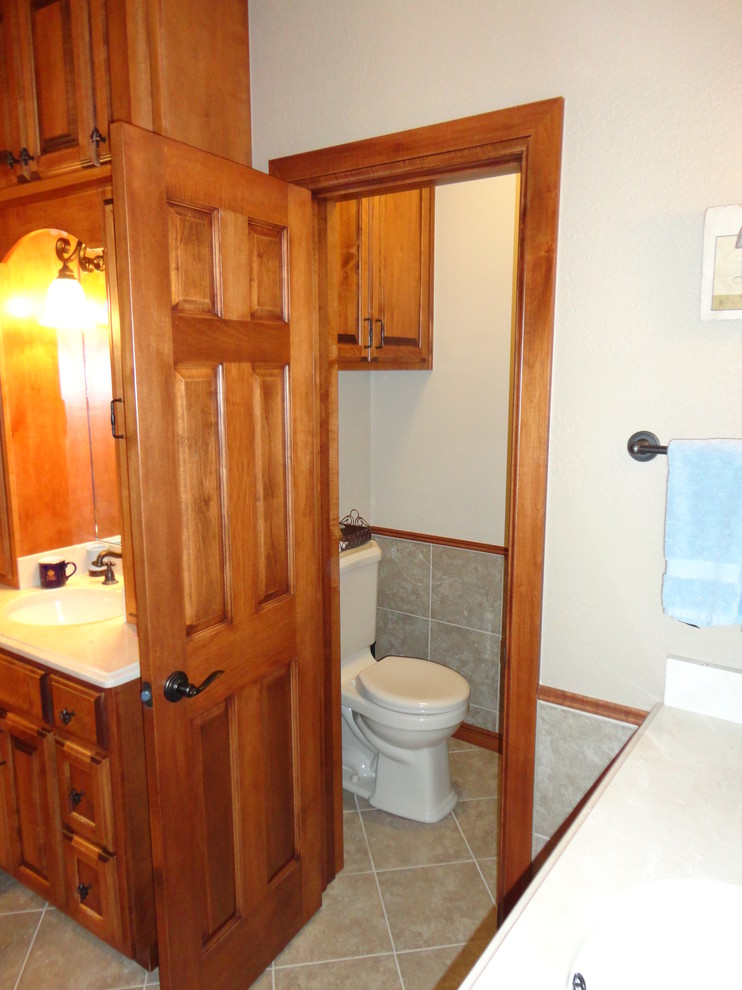 This is an example of a traditional bathroom in Oklahoma City.