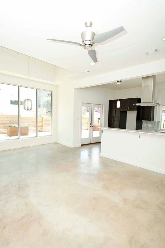 Example of a transitional home design design in Austin