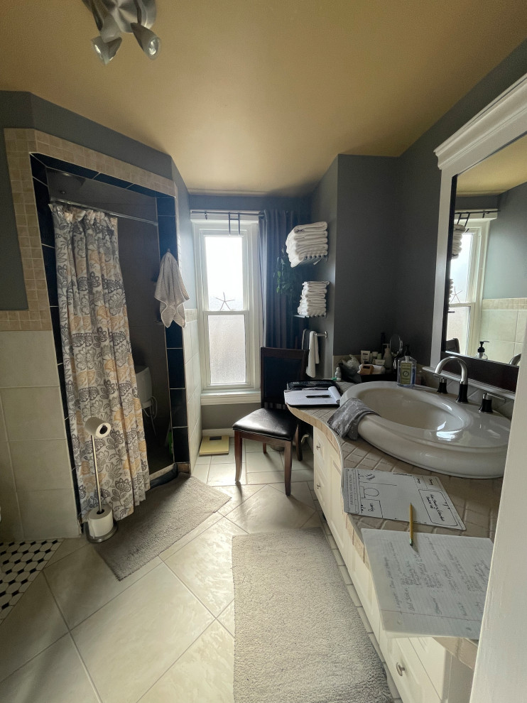 Foto di una grande stanza da bagno padronale country con mobile bagno sospeso