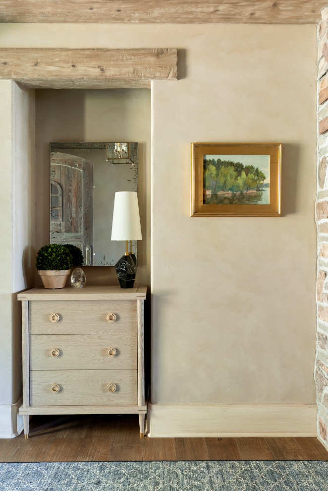 Imagen de recibidores y pasillos rústicos de tamaño medio con paredes beige, suelo de madera en tonos medios, suelo marrón, vigas vistas y ladrillo