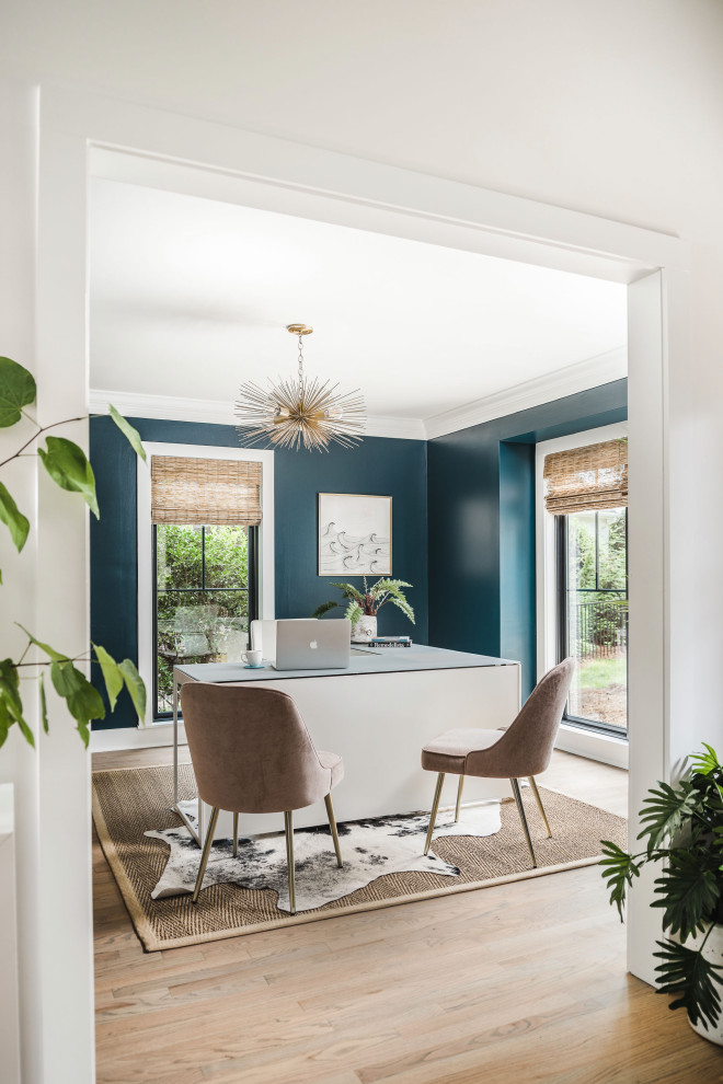 Foto di un ufficio stile marino di medie dimensioni con pareti blu, parquet chiaro, scrivania autoportante e pavimento multicolore