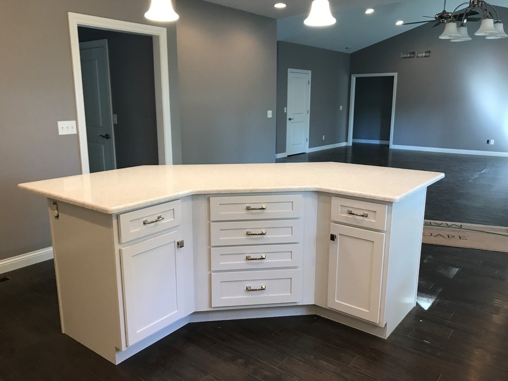 Photo of a large traditional l-shaped open plan kitchen in Other with an undermount sink, shaker cabinets, white cabinets, quartz benchtops, grey splashback, with island and white benchtop.