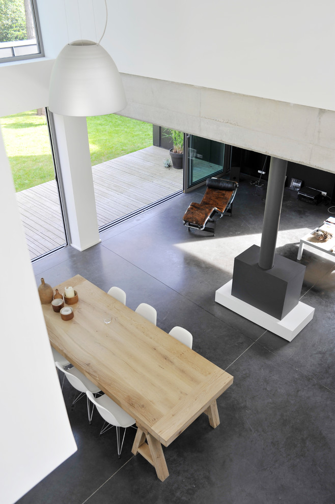 Aménagement d'une salle à manger contemporaine.