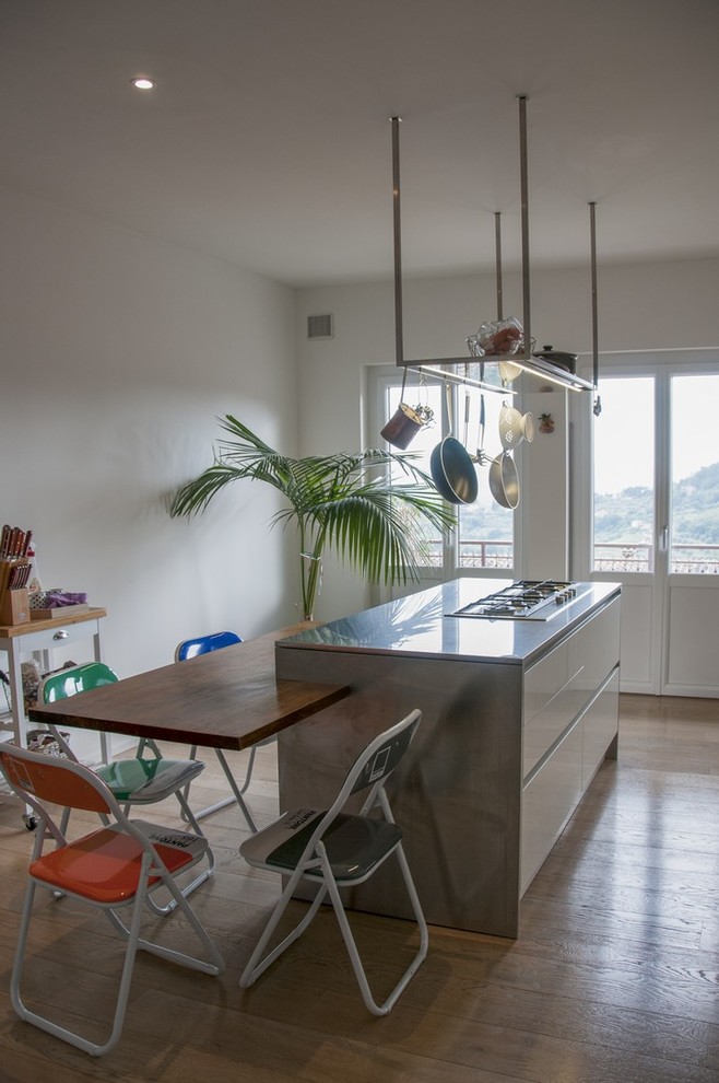 Cucina con isola e piano snack in legno