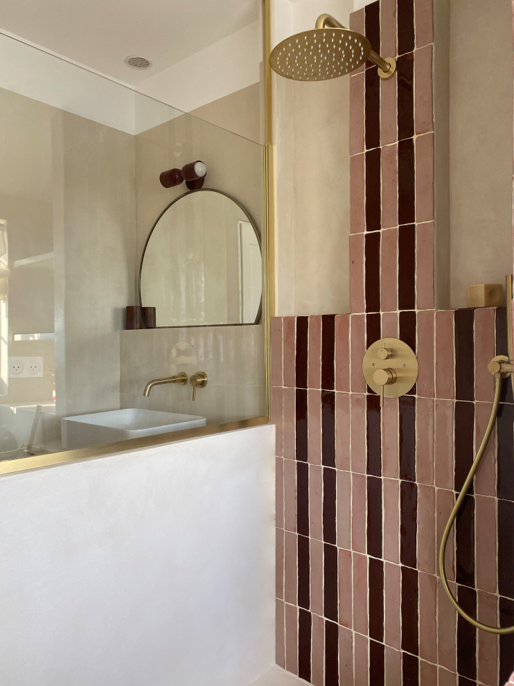 Идея дизайна: маленькая главная ванная комната в современном стиле с открытыми фасадами, розовой плиткой, столешницей из бетона, бежевой столешницей, тумбой под одну раковину и встроенной тумбой для на участке и в саду