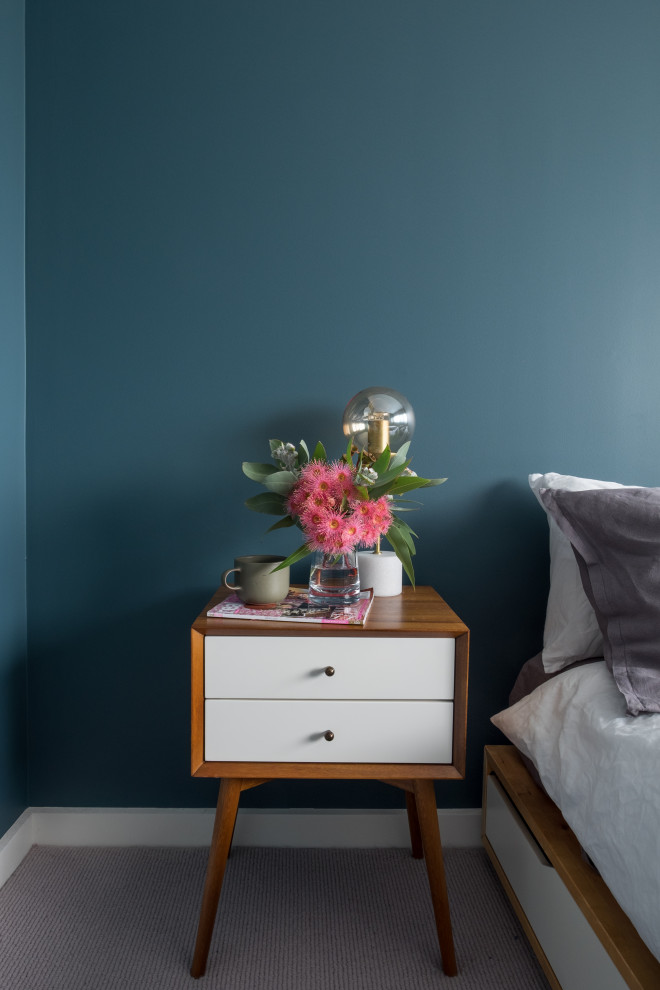 Design ideas for a midcentury bedroom in Wollongong with green walls.