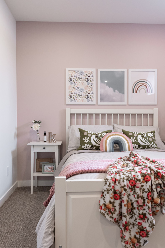 Immagine di una cameretta per bambini da 4 a 10 anni tradizionale con pareti bianche, moquette e pavimento multicolore