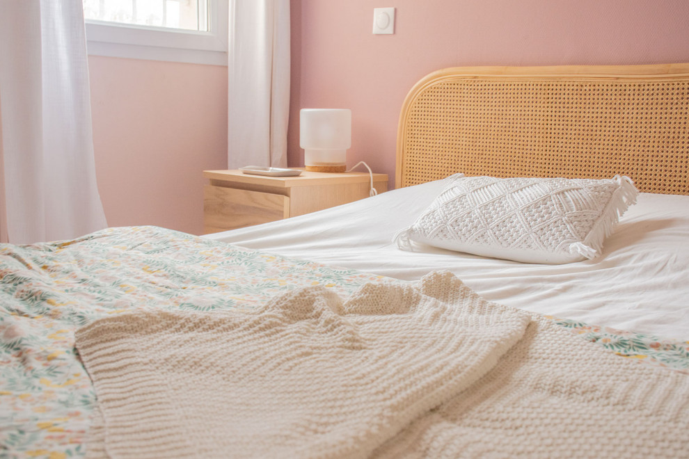На фото: спальня среднего размера в стиле модернизм с розовыми стенами и полом из ламината с