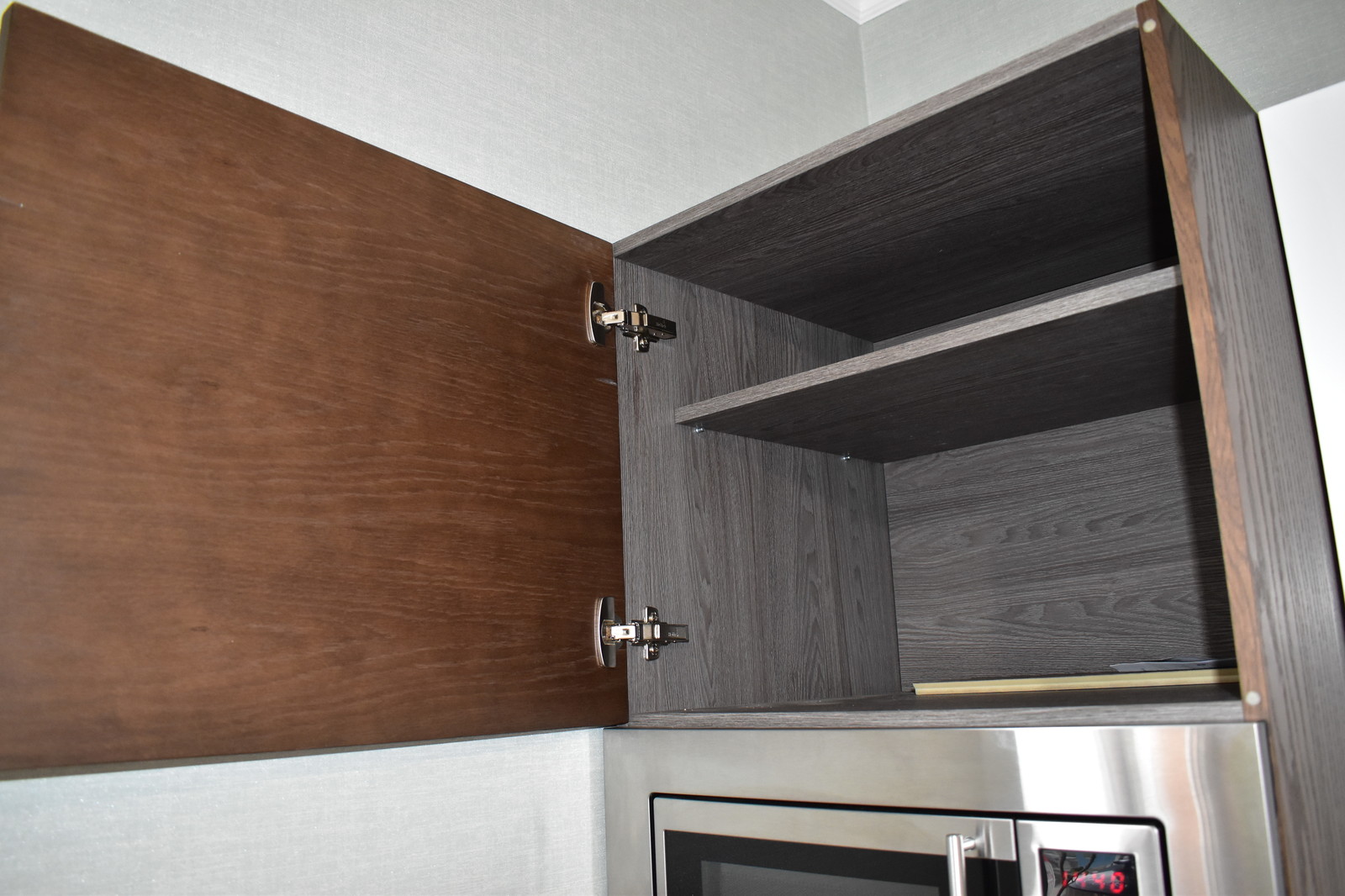 Кухня Пиано с интегрированной ручкой в фасад. Материал шпонированный МДФ