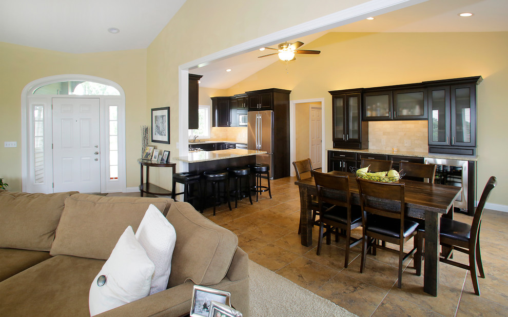Transitional kitchen photo in Chicago