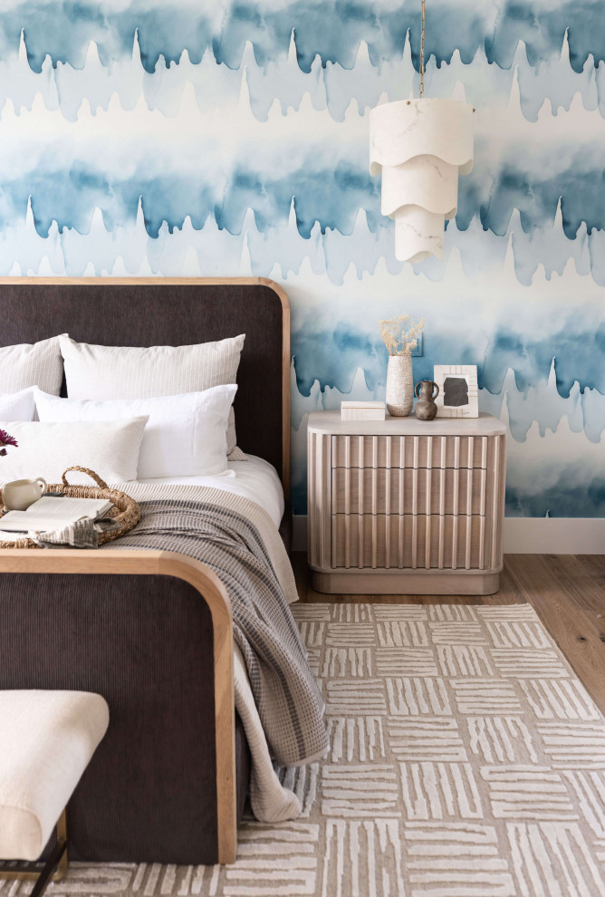 Modelo de dormitorio actual con paredes multicolor, suelo de madera en tonos medios, suelo marrón y papel pintado