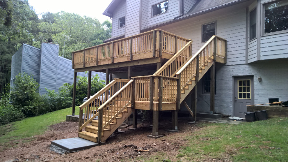 Transitional deck photo in Atlanta