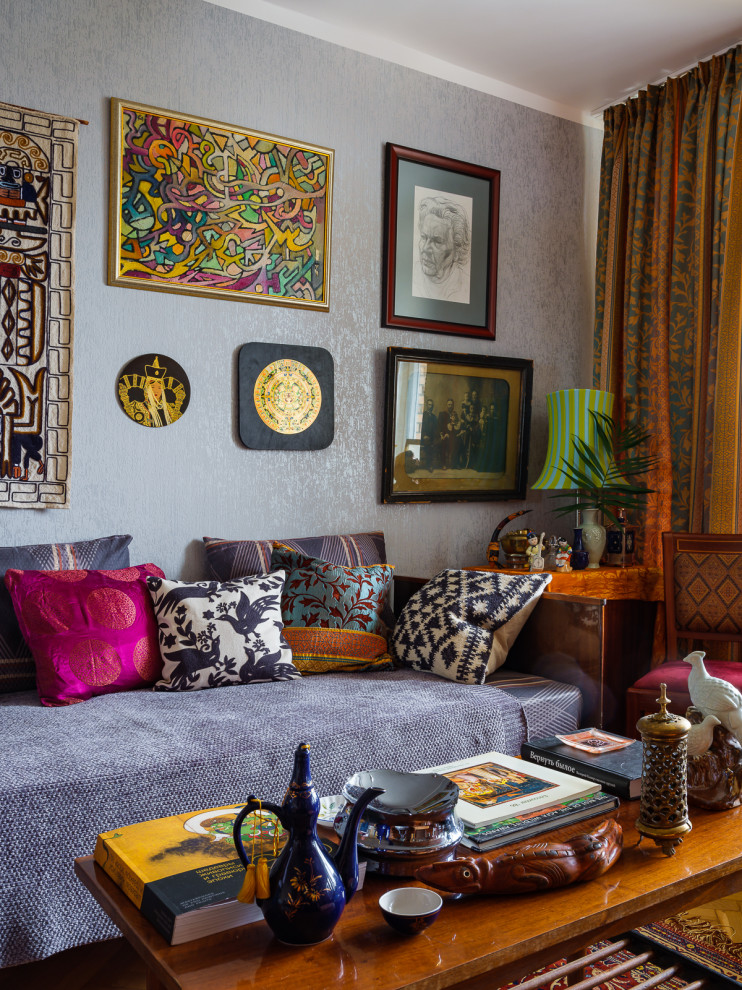На фото: парадная, изолированная гостиная комната среднего размера в стиле фьюжн с серыми стенами, светлым паркетным полом, бежевым полом и обоями на стенах без камина, телевизора с