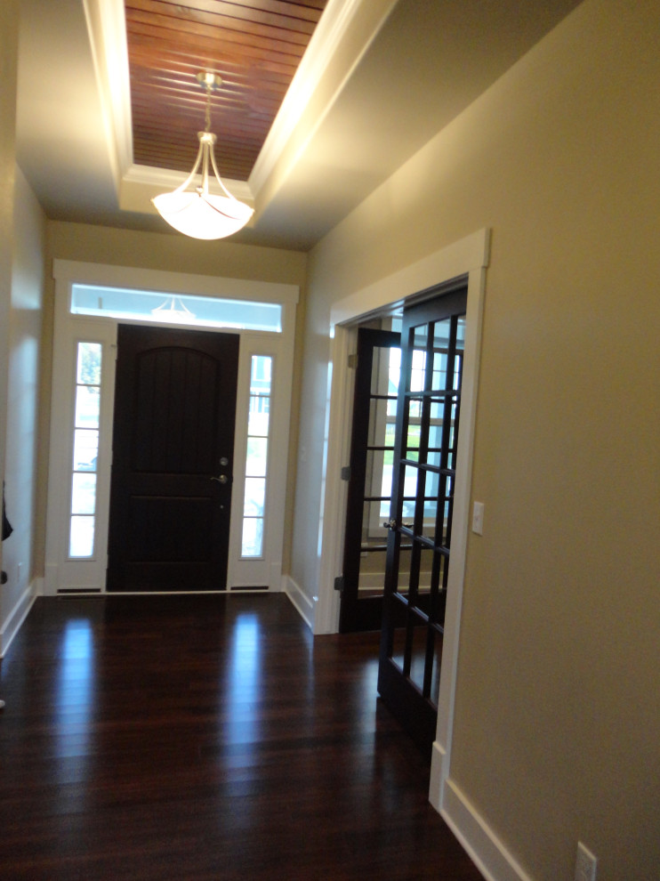 Entryway - entryway idea in Milwaukee