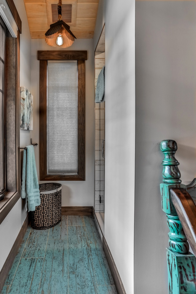 Inspiration för ett stort amerikanskt svart svart en-suite badrum, med möbel-liknande, skåp i slitet trä, en dusch i en alkov, vita väggar, laminatgolv, ett fristående handfat, marmorbänkskiva, grått golv och dusch med gångjärnsdörr