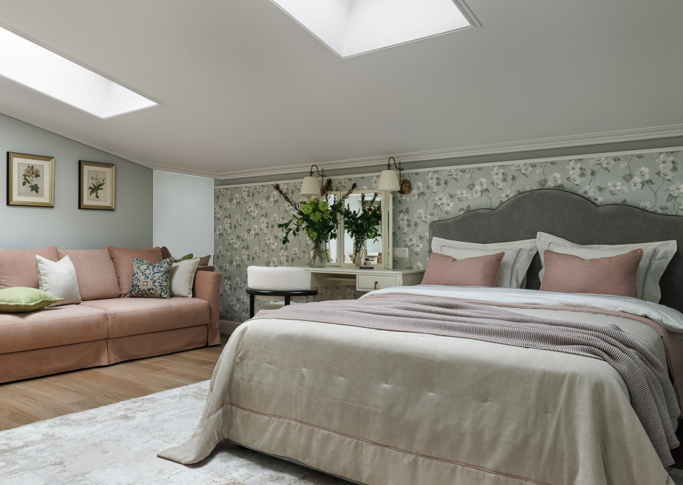 Комната молодой девушки под скатной крышей