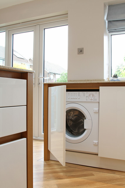 White High Gloss German Kitchen with Oak Panels klassisk-koek