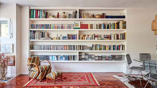 Sal&oacute;n con librer&iacute;a eklektisk-vardagsrum